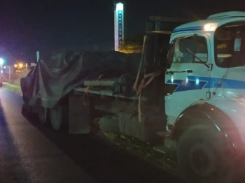 foto de Motorista fica em estado grave preso entre as ferragens após batida envolvendo dois caminhões em Maringá