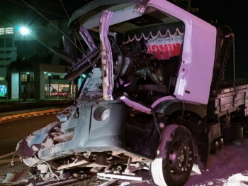 foto de Motorista fica em estado grave preso entre as ferragens após batida envolvendo dois caminhões em Maringá