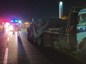 foto de Motorista fica em estado grave preso entre as ferragens após batida envolvendo dois caminhões em Maringá