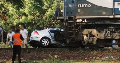 Carro fica completamente destruído após ser atingido por trem em município da região