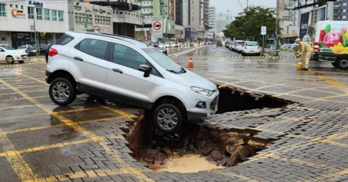 Carro quase é engolido por cratera no centro em Maringá