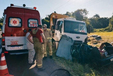 foto de Quatro pessoas da mesma família morrem em batida entre carro e caminhão no Paraná