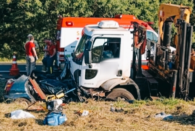 foto de Quatro pessoas da mesma família morrem em batida entre carro e caminhão no Paraná