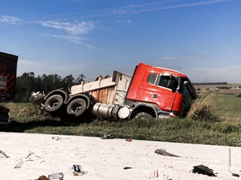 foto de Agora: Acidente impressionante envolvendo carretas deixa uma pessoa morta na região