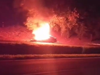 foto de Carro pega fogo após bater na traseira de caminhão e motorista morre carbonizado na PR-317