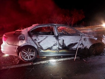 foto de Carro pega fogo após bater na traseira de caminhão e motorista morre carbonizado na PR-317