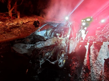 foto de Carro pega fogo após bater na traseira de caminhão e motorista morre carbonizado na PR-317