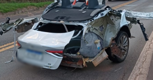 Carro parte ao meio em acidente com van e caminhão na BR-376