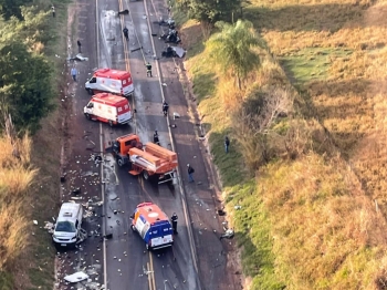 foto de Carro parte ao meio em acidente com van e caminhão na BR-376