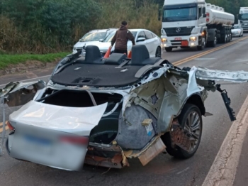 foto de Carro parte ao meio em acidente com van e caminhão na BR-376