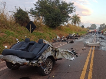 foto de Carro parte ao meio em acidente com van e caminhão na BR-376