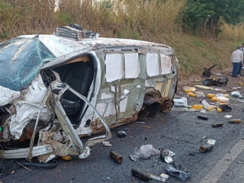 foto de Carro parte ao meio em acidente com van e caminhão na BR-376