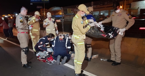 Pedestre é socorrido em estado grave ao ser atropelado por carro na BR-376