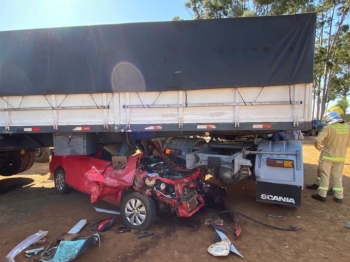 foto de Carro vai parar embaixo de carreta durante acidente em rodovia