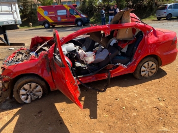 foto de Carro vai parar embaixo de carreta durante acidente em rodovia