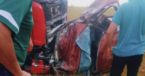 Colisão frontal entre carro e carreta deixa uma pessoa morta nesta tarde