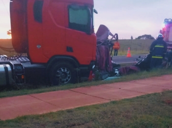 foto de Colisão frontal entre carro e carreta deixa uma pessoa morta nesta tarde