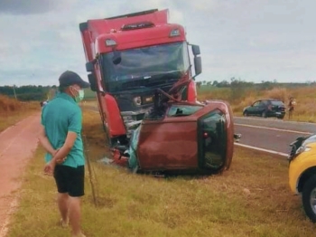 foto de Colisão frontal entre carro e carreta deixa uma pessoa morta nesta tarde