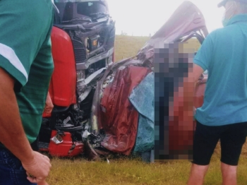 foto de Colisão frontal entre carro e carreta deixa uma pessoa morta nesta tarde