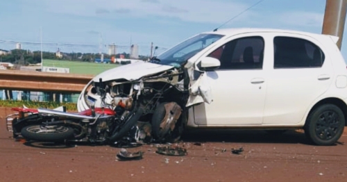 Motociclista portando droga e munições bate de frente com carro conduzido por policial militar em Maringá