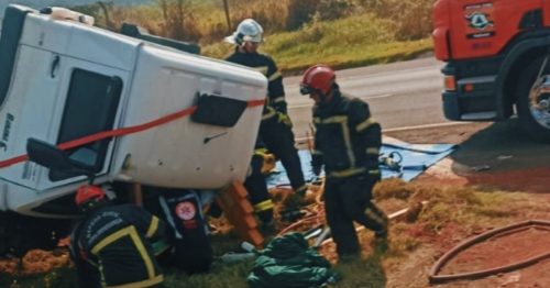 Motorista fica preso dentro de caminhão após acidente grave na BR-376