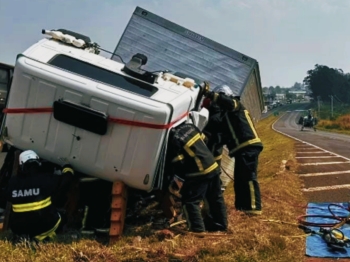 foto de Motorista fica preso dentro de caminhão após acidente grave na BR-376