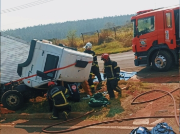 foto de Motorista fica preso dentro de caminhão após acidente grave na BR-376