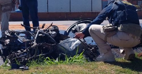 Moto bate na traseira de veículo e pega fogo na BR-376