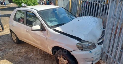 Carro capota durante colisão com outro veículo em cruzamento de Maringá