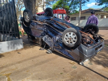 foto de Carro capota durante colisão com outro veículo em cruzamento de Maringá