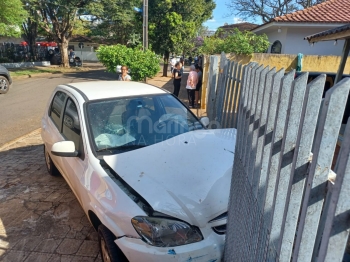 foto de Carro capota durante colisão com outro veículo em cruzamento de Maringá