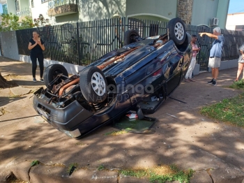 foto de Carro capota durante colisão com outro veículo em cruzamento de Maringá