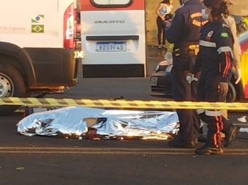 foto de Batida violenta entre moto e caminhão deixa homem morto em rodovia