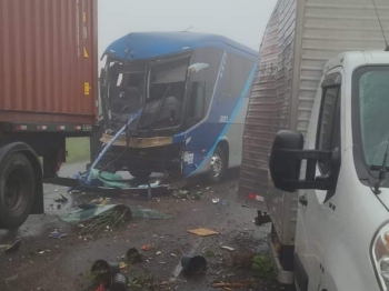 foto de Tragédia: acidente envolvendo vários veículos em rodovia no Paraná deixam mortos e feridos