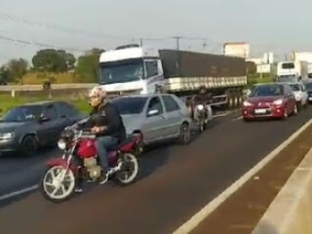 foto de Acidente envolvendo três veículos na PR-323 próximo a Maringá deixa trânsito lento