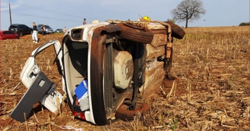 Professora morre após ser ejetada de veículo durante capotamento