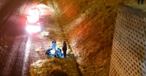 Impressionante: motociclista cai dentro da linha férrea após se envolver em colisão e sobrevive