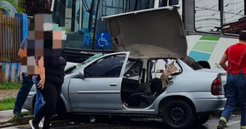 Bombeiros cortam teto de carro para retirar motorista após acidente em Maringá