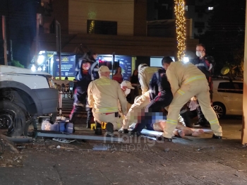 foto de Mãe, pai e filhos são atropelados na calçada por carro em Maringá