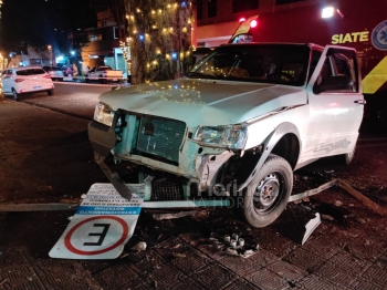 foto de Mãe, pai e filhos são atropelados na calçada por carro em Maringá