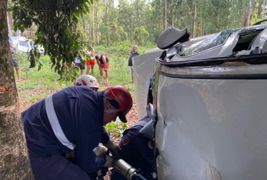 foto de Capotamento de veículo deixa duas pessoas em estado grave na região