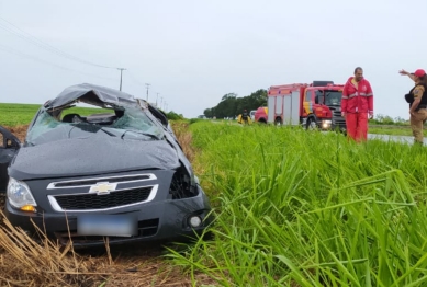 foto de Homem morre após carro capotar na PR-323 durante a tarde