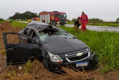 foto de Homem morre após carro capotar na PR-323 durante a tarde