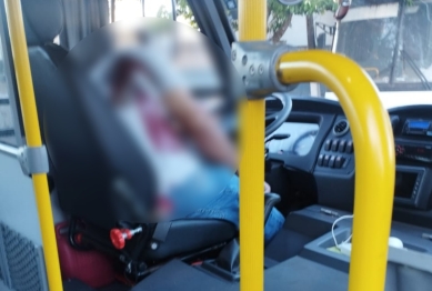 foto de Homem é cruelmente morto dentro de micro-ônibus e mulher no interior de casa