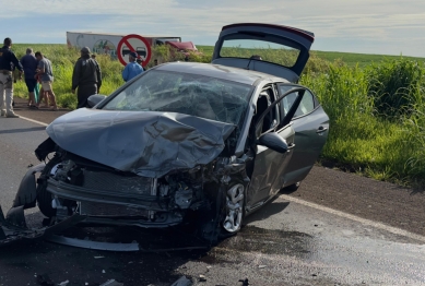 foto de Tragédia: colisão frontal entre dois carros deixa três mortos no PR