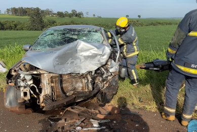 foto de Tragédia: colisão frontal entre dois carros deixa três mortos no PR