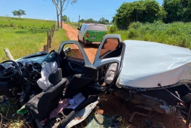 foto de Mulher fica em estado gravíssimo após carro bater em árvore e Samu de Maringá com helicóptero é acionado para prestar atendimento à vítima