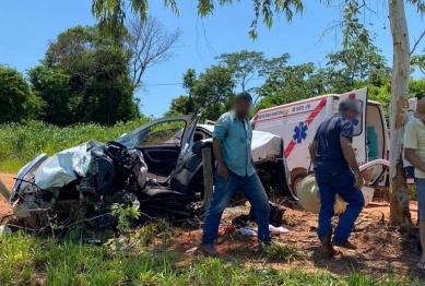 foto de Mulher fica em estado gravíssimo após carro bater em árvore e Samu de Maringá com helicóptero é acionado para prestar atendimento à vítima