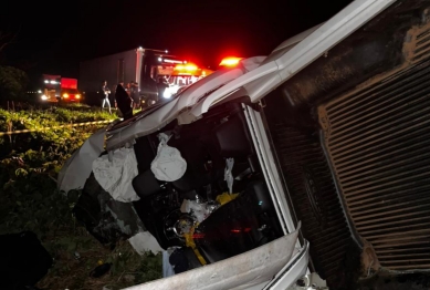 foto de Tragédia: Pelo menos três pessoas morreram em acidente na região durante a noite - diz bombeiros 