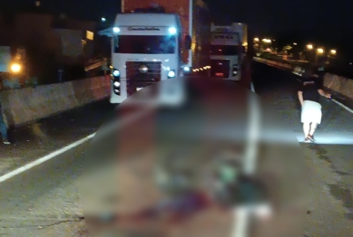 foto de Após atropelamento com morte carreta tomba no Contorno Norte de Maringá